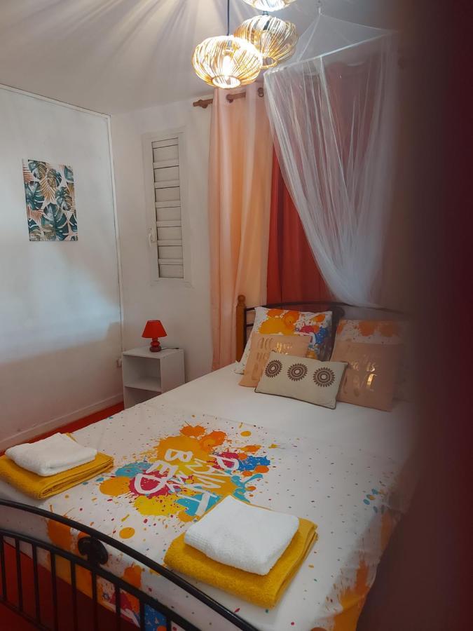 Le Dominad bas de villa 700m du bain chaud canalsat gratuit parking privé gratuit wi fi gratuit Bouillante Extérieur photo