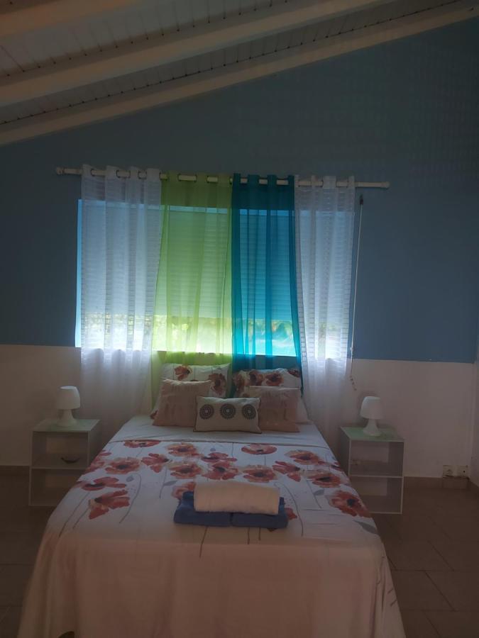 Le Dominad bas de villa 700m du bain chaud canalsat gratuit parking privé gratuit wi fi gratuit Bouillante Chambre photo